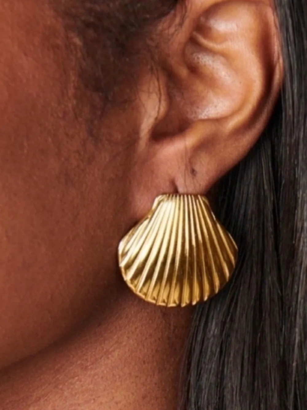 New! Classic Statement Gold Shell Earrings (1003) NWOT - Picture 2 of 4